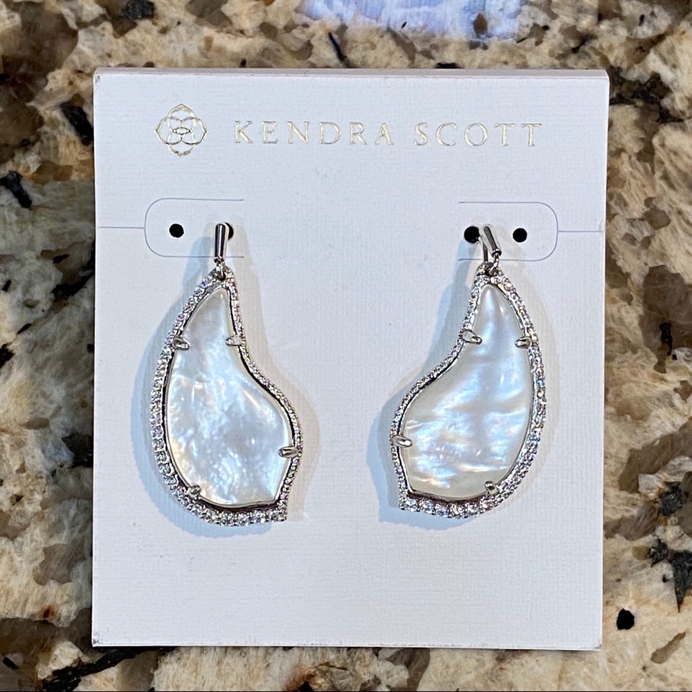 NEW Kendra Scott Tulip Silver earrings (MOP)